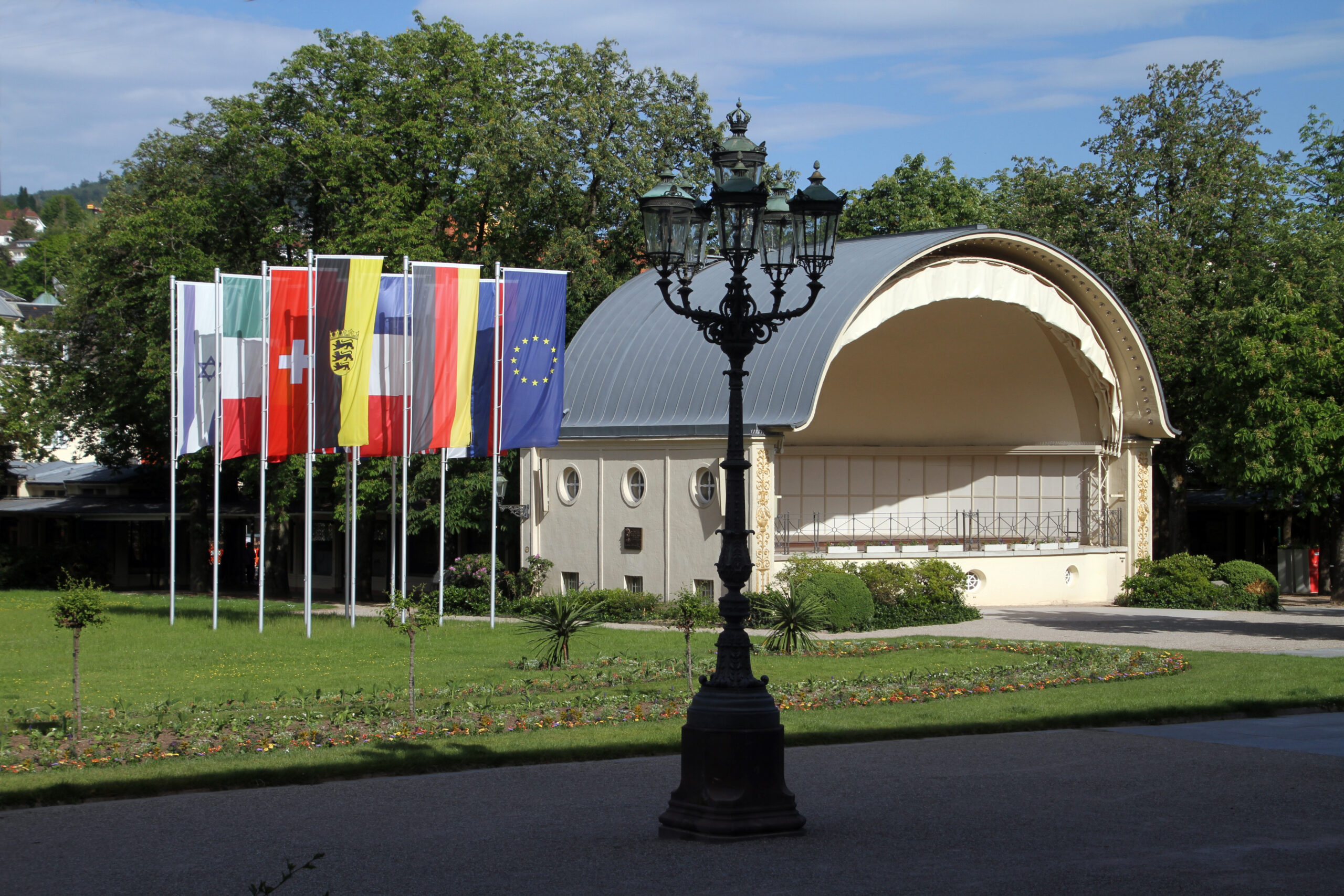 Konzertmuschel am Kurhaus Baden-Baden im Kurpark mit internationalen Flaggen