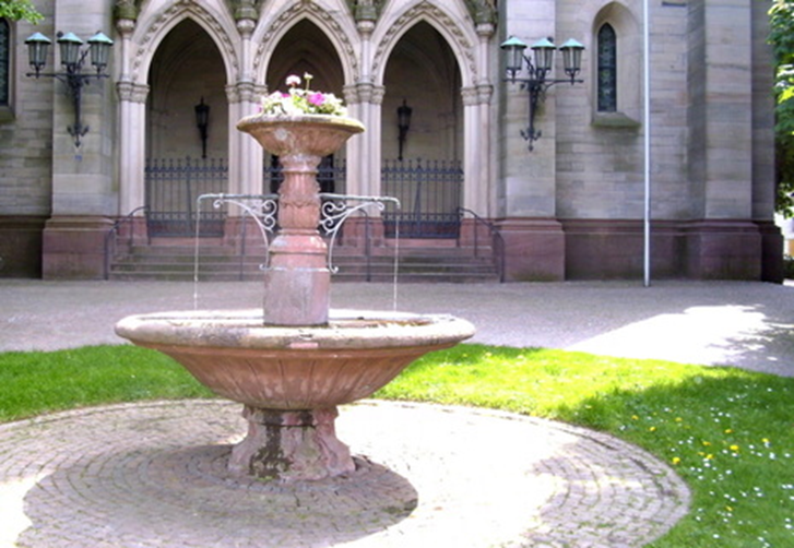 Brunnen vor der Evangelischen Stadtkirche in Baden-Baden