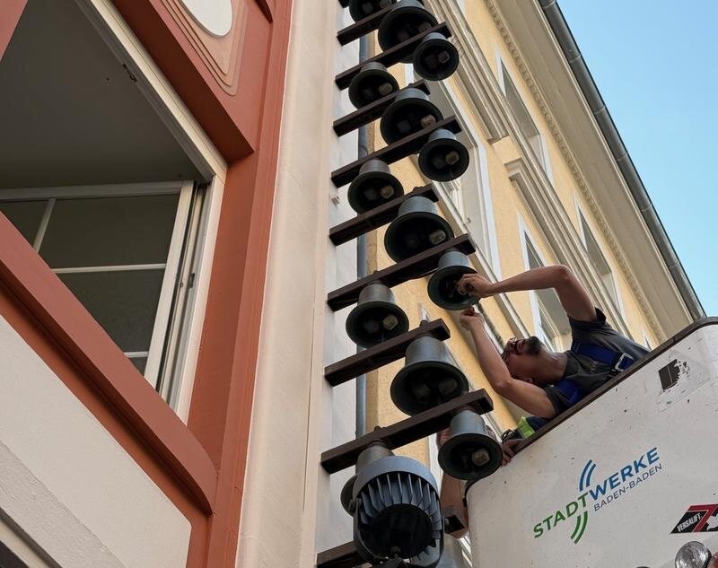 Wartung und Reparatur des Glocke in der Baden-Badener Fußgängerzone
