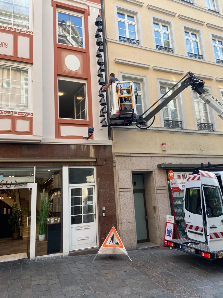 Wartung und Reparatur des Glockenspiels in der Baden-Badener Fußgängerzone