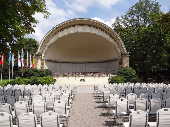 Konzertmuschel im Kurpark Baden-Baden mit Sitzreihen vor der Bühne am Kurhaus